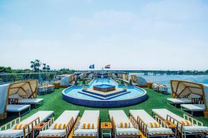 ein Deck eines Kreuzfahrtschiffes mit Stühlen und einem Pool in der Unterkunft Sonesta St George Nile Cruise - Aswan to Luxor 3 Nights from Friday to Monday in Assuan