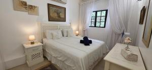 En eller flere senge i et værelse på Eden Wilds J124 - Sleeps 4 + 19 billeder