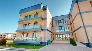 ein großes Backsteingebäude mit vielen Fenstern in der Unterkunft Regina Urban Stay VRT in Şelimbăr