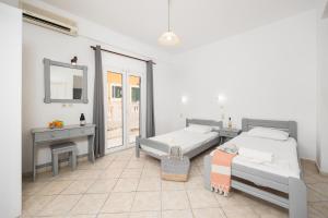 En eller flere senge i et værelse på Kavos Panorama Hotel