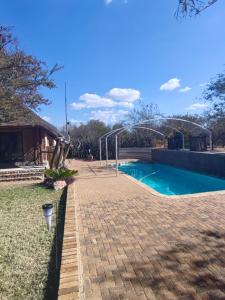 Bazén v ubytování Aloe Bush Game Lodge nebo v jeho okolí + 27 fotografií