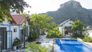 une maison avec une piscine en face d'une montagne dans l'établissement Hang Mua Star Homestay, à Xuân Sơn