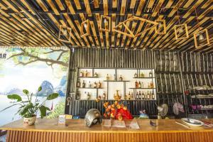 Cette chambre dispose d'une table avec des vases sur un mur. dans l'établissement Hang Mua Star Homestay, à Xuân Sơn