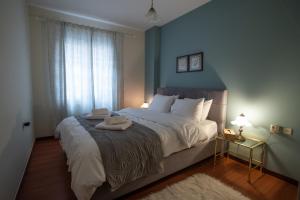 une chambre avec un grand lit avec deux serviettes dessus dans l'établissement Snow Chalets Parnassos Arachova's Nest, à Arachova