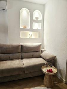 a living room with a couch and a table at Apartamentos Casa del Mar in Torrevieja