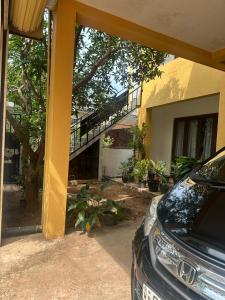 une voiture garée devant une maison dans l'établissement The TJ Lanka, à Moratuwa 16 autres photos