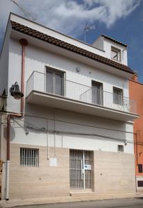 - un bâtiment blanc avec un balcon dans l'établissement B&B Marco Polo 16, à Trinitapoli