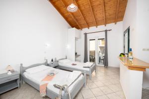 En eller flere senge i et værelse på Kavos Panorama Hotel