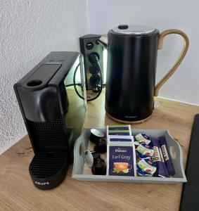 a desk with a computer printer and a coffee pot at Pfalz Studio in Speyer - stilvoll, modern & zentral in Speyer