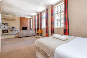 Kuchyň nebo kuchyňský kout v ubytování Three shots Wifi Dstv at Mapungubwe