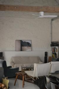 ein Wohnzimmer mit Sofa und Tisch in der Unterkunft Grange habitée, nature & design in Manou + 68 Fotos