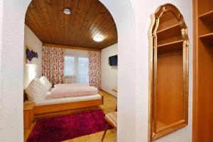 une petite chambre avec un lit et une douche dans l'établissement Rundblick 4 Panorama Groß, à Tschagguns 3 autres photos