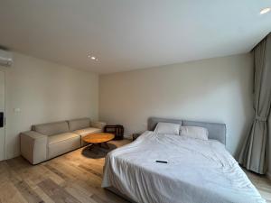 Fotografie z fotogalerie ubytování Calmstay - Soluna Pearl Villa - 5BR - Ocean Park v destinaci Hòa Bình