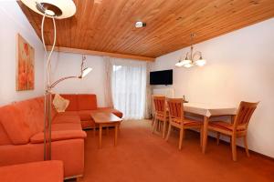 TV a/nebo společenská místnost v ubytování Rundblick 5 Ausblick