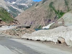 un glacier sur le flanc d'une montagne dans l'établissement Pinehills Hotel, à Dargai 9 autres photos