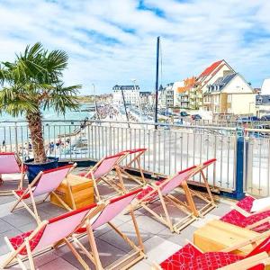 Le Wim Break, Centre et Mer à 2 pas في ويميريوكس: مجموعة من الكراسي جالسين على فناء بالقرب من المحيط