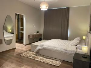 Кровать или кровати в номере Aeon Towers Hotel Apartment شقة فندقية في أبراج إيون مول العرب" في السادس من أكتوبر +23 фотографии