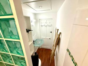 Le Wim Break, Centre et Mer à 2 pas في ويميريوكس: حمام مع حوض ومرحاض في الغرفة +32 صورة