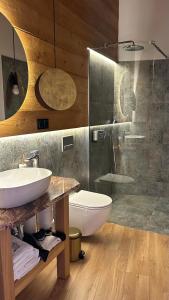 Koupelna v ubytování Apartamenty u Harrego BOUTIQUE SPA z klimatyzacja, balkon, sauna, tężnia parking + 103 fotografií