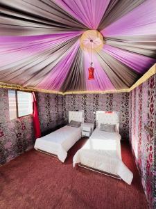 瓦迪拉姆Desert Key Camp的帐篷内带三张床的房间
