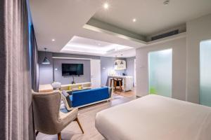 ein Schlafzimmer mit Bett und ein Wohnzimmer in der Unterkunft Yello Hotel Jambi in Jambi