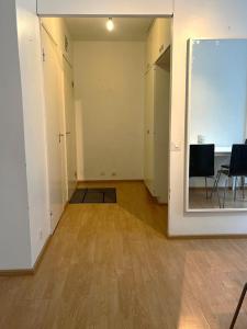 une pièce vide avec un miroir, une table et des chaises dans l'établissement Kotimaailma - Tilava kaksio Kotkan Rauhalassa, à Kotka