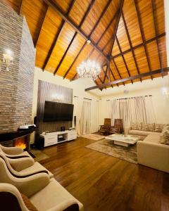 Una gran sala de estar con un sofá y un televisor. en Alben Castle Glenfall, en Nuwara Eliya