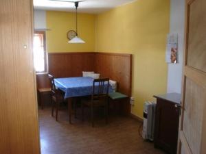 Un comedor con una mesa y sillas azules. en Davo Tuoi, en Guarda 1 foto más