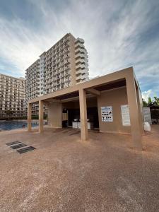 SubaCozy Studio with Balcony and Pool Near Airport and Beaches的大楼前的大建筑