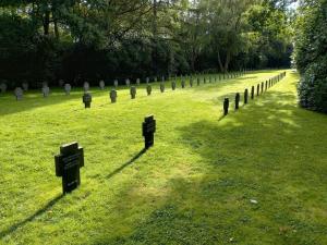 ein Friedhof mit vielen Grabsteinen im Gras in der Unterkunft Secluded Haven near Sea - By Traum Ferienwohnungen in Øster Vrøgum