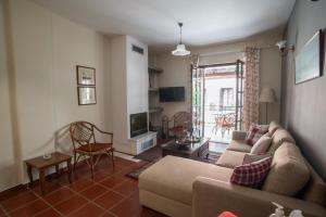 un salon avec un canapé et une télévision dans l'établissement Snow Chalets Parnassos Arachova's Nest, à Arachova