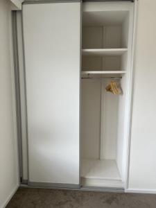 un placard blanc vide avec une porte vitrée dans l'établissement Private Cozy Flat in A Spacious Flat in Carnegie, à Carnegie