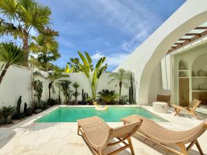 Bazén v ubytování Dolce Suites nebo v jeho okolí