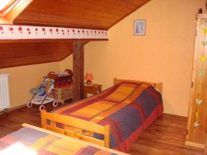a bedroom with a bunk bed and a crib at Das Gîte Fleuri Mit Einer Herrlichen Aussicht in Hazelbourg