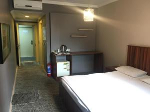 Ένα ή περισσότερα κρεβάτια σε δωμάτιο στο Ser Suite Apart Hotel