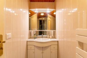 ein Badezimmer mit Waschbecken und Spiegel in der Unterkunft Villa du soleil levant in Apt + 18 Fotos