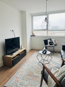 TV a/nebo společenská místnost v ubytování Maidstone Town Centre, 2 Bedroom Apartments, Convenient Includes every essential