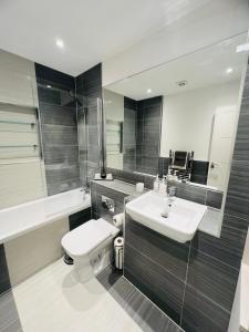 Koupelna v ubytování Maidstone Town Centre, 2 Bedroom Apartments, Convenient Includes every essential