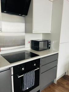 Kuchyň nebo kuchyňský kout v ubytování Maidstone Town Centre, 2 Bedroom Apartments, Convenient Includes every essential