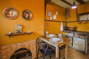 a dining room with a table and a fireplace at Casa dos Hobbits: Lago, cascata, caiaque, piscina in Itatiba