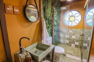 a bathroom with a sink and a toilet at Casa dos Hobbits: Lago, cascata, caiaque, piscina in Itatiba +26 photos