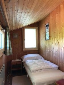 un petit lit dans une chambre avec une fenêtre dans l'établissement Neuer Sigerst, à Wildhaus 16 autres photos