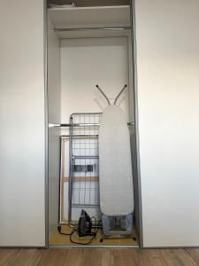 Un armario de cristal con una patineta en un estante. en Apartment Hodo, en Rimavská Sobota 29 fotos más