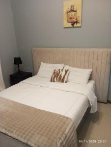 En eller flere senge i et værelse på B01 Laxia Apartment