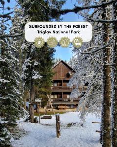 Ein Schild zum Forest Trinity Nationalpark im Schnee in der Unterkunft Forest Apartments POKLJUKA in Zgornje Gorje