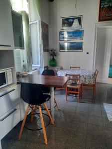 a kitchen and dining room with a table and chairs at Il Gelsomino "Meraviglioso appartamento in villa Liberty" in Gorizia