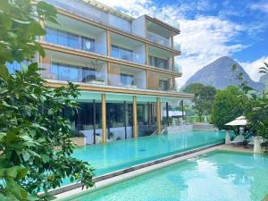 un hôtel avec une piscine devant un bâtiment dans l'établissement Yangshuo County Rice Field Resort Hotel, à Yangshuo