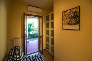 Zimmer mit Tür und Bild an der Wand in der Unterkunft Ferienwohnung Stella in Alberese + 7 Fotos