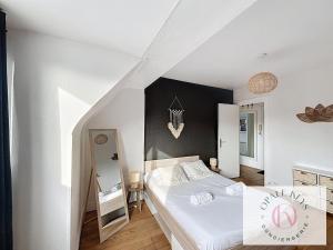 Ένα ή περισσότερα κρεβάτια σε δωμάτιο στο Le Cocon Bleu - Charmant Appartement 1 Chambre à Calais