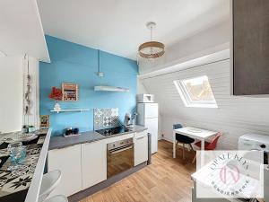Η κουζίνα ή μικρή κουζίνα στο Le Cocon Bleu - Charmant Appartement 1 Chambre à Calais +1 φωτογραφίες
